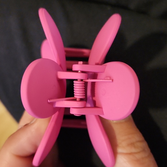 Pink flower hair clip - Picture 4 of 7